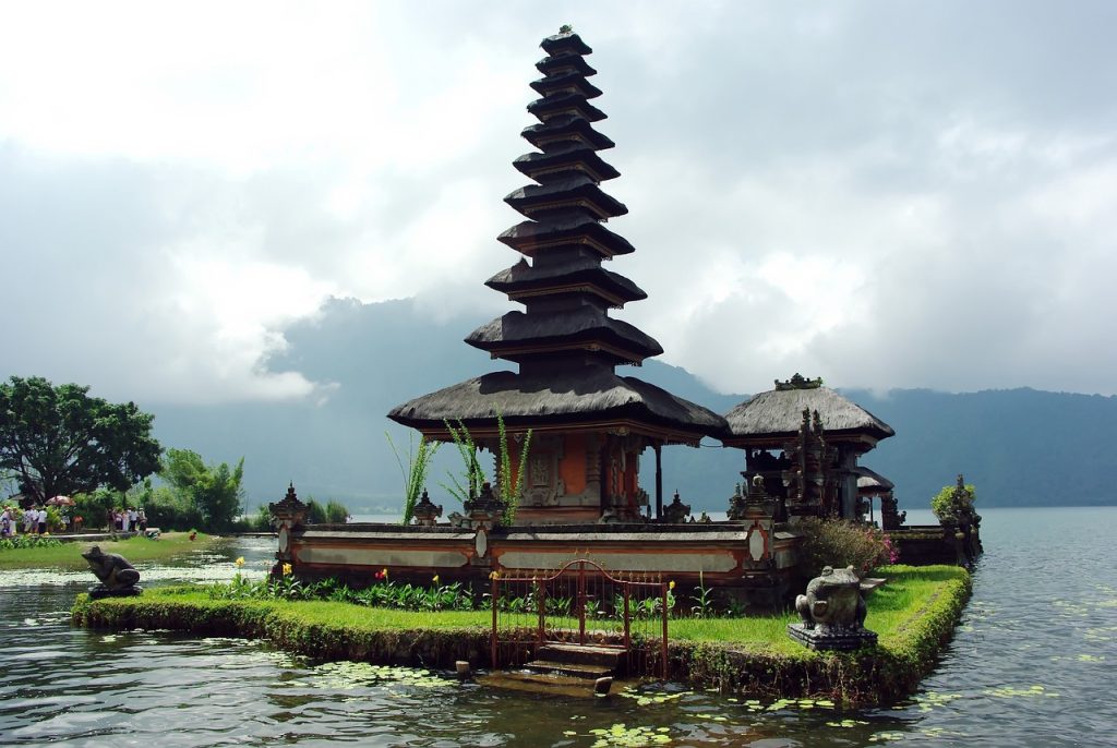 Temple bouddhiste en Indonésie sur une petite île dans un lac