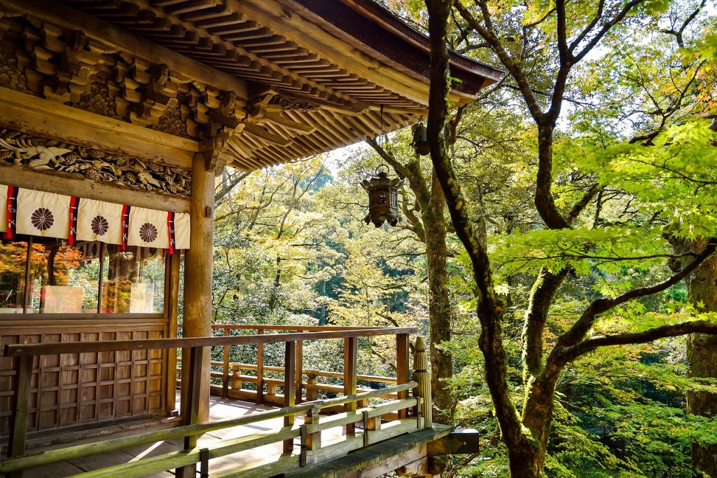 Temple japonais en bois dans une forêt